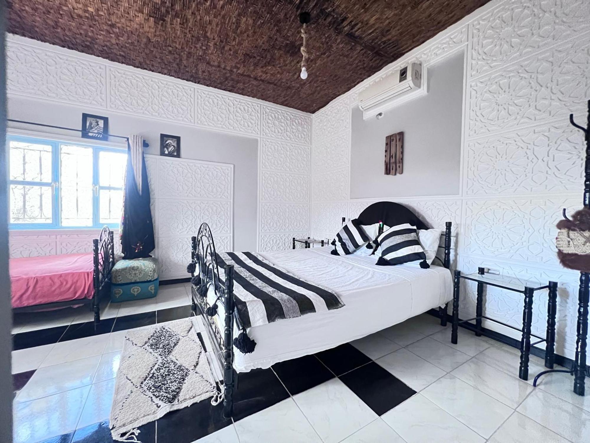 La Maison Traditionnelle Hotel Et Guesthouse Тафраут Экстерьер фото
